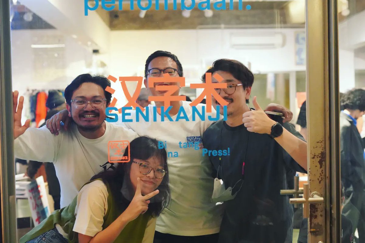 Hari Jumat, 30 Juni 2023 lalu, merilis buku <a href="/senikanji/">senikanji</a> bersama <a href="/binatangpress/">binatangpress</a>. Kisahnya multidimensional, mulai kesenian sampai hubungan domestik yang kompleks. Ujungnya, mencoba menyajikan kehangatan dan inspirasi besar yang ditinggalkan Supomo pada kita semua. Mau? Bisa DM.