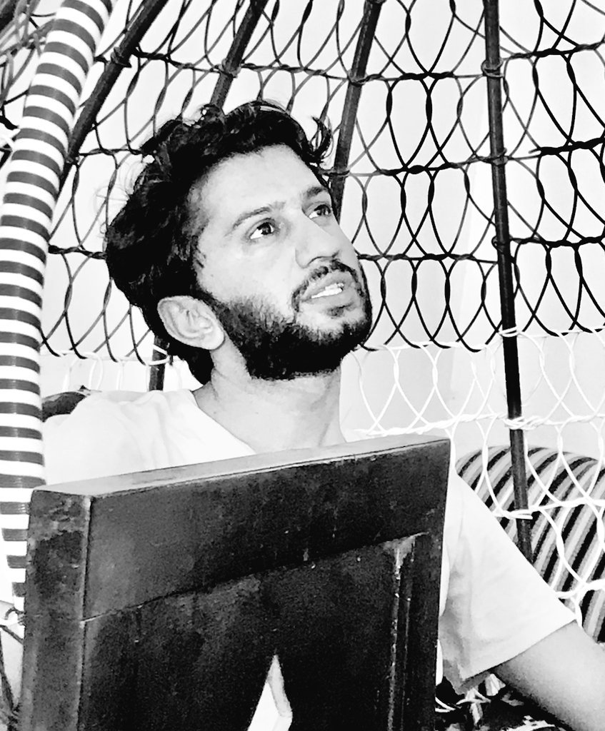 Mastana08's tweet photo. پاڻ وڻائڻ لئہ انسان پاڻ کي ڪيترو نہ هيٺ ڪيرائي رکي ٿو…
پنهنجي اهليت ۽ اهميت جيڪر ڪو سمجهي تہ هيڪر سڀ قدردان اچي قدمن ۾ پون.

#مستانہ https://t.co/XqPbrcQger