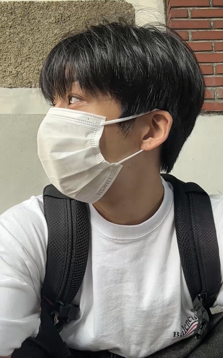 wonniecoenffl's tweet photo. Hyungwon hace las cosas más lindas por Monbebe, su personalidad es introvertida así que me parece súper lindo que a pesar de eso se ponga a bailar y hacer corazones en lugares públicos como las calles o restaurantes, con tal de hacernos felices. Díganle que lo amo mucho. https://t.co/941bifYlx3