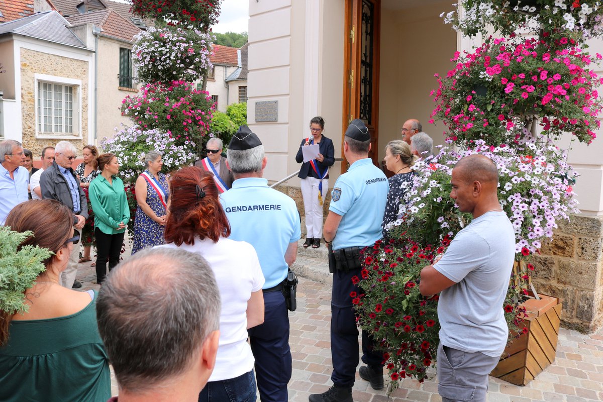 78460chevreuse's tweet photo. Lundi 3 juillet 2023, à midi devant la mairie de Chevreuse, les Chevrotins étaient réunis nombreux pour répondre à l'appel à la mobilisation des Maires de France contre les violences. @l_amf #UMY https://t.co/jhlCun9rw2