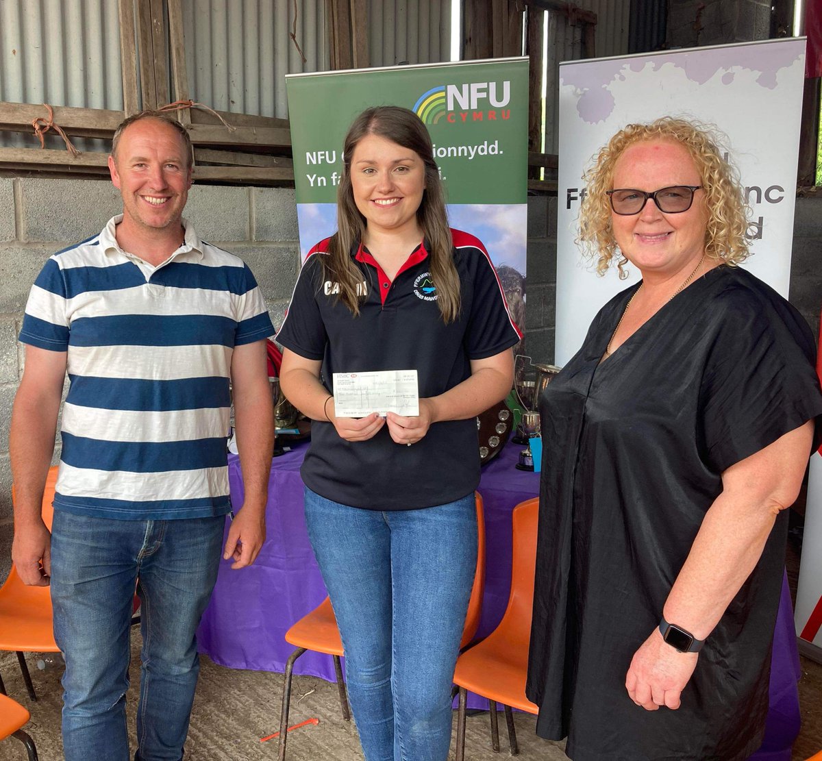 Yn ystod rali <a href="/CffiMeirionnydd/">Cffi Meirionnydd</a> fe wnaeth <a href="/RhodriBrynllech/">Rhodri prys jones</a> Cadeirydd Sirol NFU Cymru a <a href="/MairAbertrinant/">Mair Jones</a> Ysgrifennydd Grŵp Dolgellau cyflwyno siec o nawdd i’r mudiad.  Braint eto oedd gallu cyfrannu tuag at eu waith.

Great to support Meirionnydd YFC's rally once again this year.