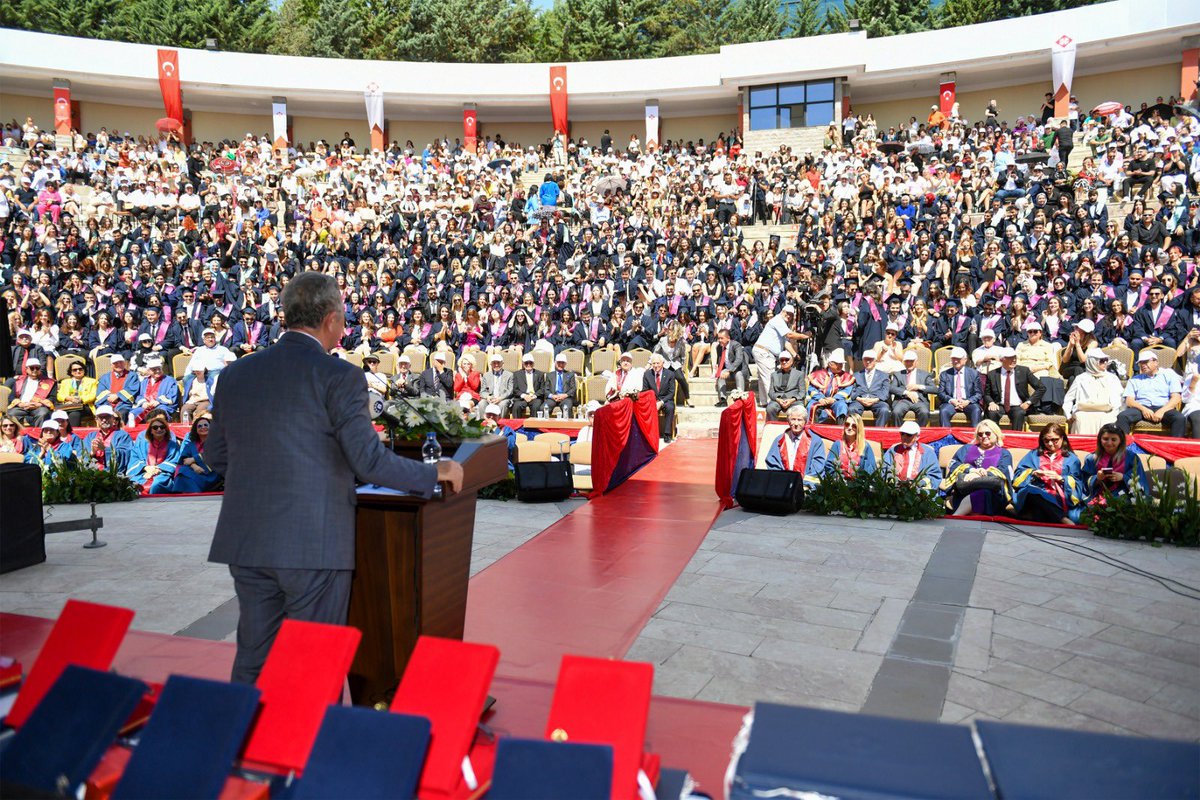 ankarabbld's tweet photo. Ankara Büyükşehir Belediye Başkanımız Sn. @mansuryavas06, Başkent Üniversitesi Bağlıca Kampüsü'nde düzenlenen mezuniyet törenine katıldı.

Törende dereceye giren öğrencilere plaketlerini takdim eden Başkan Yavaş, başarı dileklerini de iletti. https://t.co/G4y2UawEiD