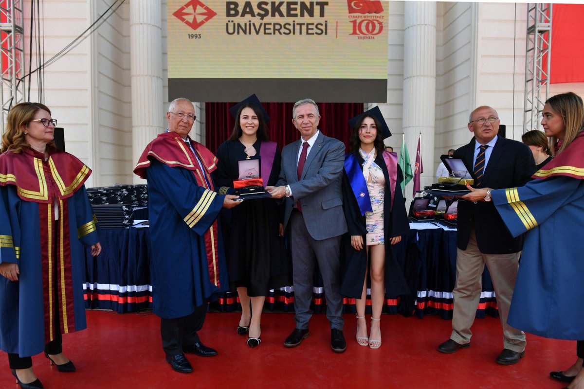 ankarabbld's tweet photo. Ankara Büyükşehir Belediye Başkanımız Sn. @mansuryavas06, Başkent Üniversitesi Bağlıca Kampüsü'nde düzenlenen mezuniyet törenine katıldı.

Törende dereceye giren öğrencilere plaketlerini takdim eden Başkan Yavaş, başarı dileklerini de iletti. https://t.co/G4y2UawEiD