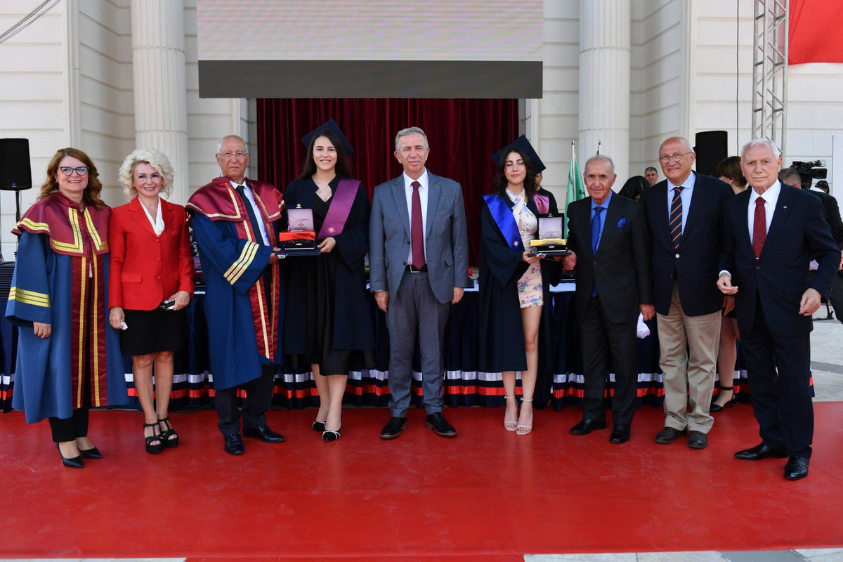 ankarabbld's tweet photo. Ankara Büyükşehir Belediye Başkanımız Sn. @mansuryavas06, Başkent Üniversitesi Bağlıca Kampüsü'nde düzenlenen mezuniyet törenine katıldı.

Törende dereceye giren öğrencilere plaketlerini takdim eden Başkan Yavaş, başarı dileklerini de iletti. https://t.co/G4y2UawEiD