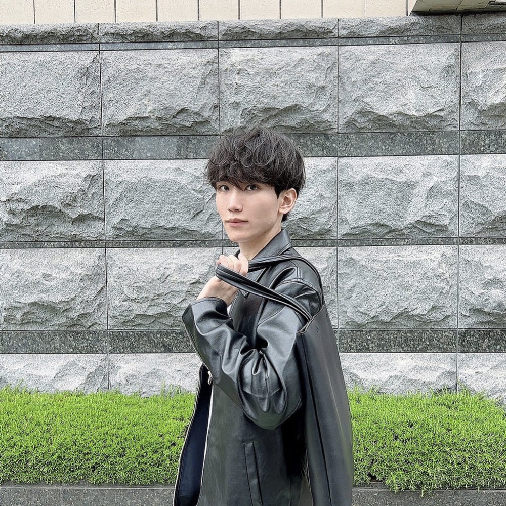 akanukeuniv's tweet photo. 【外見コンサル Before→After】

- 20代
- 女性経験無し
- アプリ写真希望

「自分でも変われますか？」
そうカウンセリングで聞かれたのを覚えている

"最適解" の外見磨きをすれば
史上最大の外見を作り出すことは誰でも出来る

▽ 1枚目：Before
▽ 2-3枚目：After

具体的な外見改善戦略としては

＿＿＿＿＿＿＿＿＿＿＿
【１】素材の確認
￣￣￣￣￣￣￣￣￣￣￣

Beforeの弱点

① 頭部が面長
② 瞼が一重
③ 眉毛が薄い
④ 肌が汚い
⑤ 身長が低い
⑥ 体型が虚弱

＿＿＿＿＿＿＿＿＿＿＿
【２】弱点の改善
￣￣￣￣￣￣￣￣￣￣￣

ー ① 頭部が面長

頭部としては縦比が大きい面長。

パーツ配置としては、全体が下側に偏っている「上顔面」が長いタイプ。

上顔面が長い面長ならば

✗ 前髪を作らない：デコが広い為に合わない
○ 前髪を作る：上顔面の広さを隠せる

となり前髪を作る髪の毛がベースとなる。

上顔面が長い為、頭部も縦に長くなりやすい。

そこで髪型のSETとしては

・横幅を確保（耳上を若干ふくらませる）
・縦幅を抑制（TOPを立たせすぎない）

を行うことで頭部の縦長感を減らしている。

ー ② 瞼が一重

彼の場合「瞼が軽いが一重」のタイプであり、アイプチが可能と判断した。

アイプチで二重を作り、目の印象を改善させた。

また「元々目の印象が悪い（ぱっちり二重でない）」状態であるため、眼力を強める為に眉毛も一工夫することで、ただのアイプチ以上に眼力を上げている（後述）。

ー ③ 眉毛が薄い

眉毛は眼力に直結する。

「元々目の印象が悪い（ぱっちり二重でない）」状態のため、重たい前髪を作り眉毛の印象がなくなる、と目の印象が弱まってしまう。

目の印象を良くするために眉毛の形と濃さは重要だ。

そこで眉毛の印象を出すために、シースルーマッシュ（前髪が透けるマッシュ）をあえて採用した。

眉毛が薄いことから眉メイクは必須。

眉メイクの基本原則は「髪の毛より１トーン明るい色」で眉毛を作る。

しかし

・前髪の隙間から眉毛を主張しなければいけない
・眼力をより高めたい

の２点を考慮して「髪の毛より１トーン “暗い” 色」で眉毛のメイクを行った。

これにより

「前髪が合っても眉毛の印象が強く出る」により、眼力を強くすることを、眉毛（＋シースルーマッシュ）で達成した。

ー ④ 肌が汚い

毛穴開きが酷く

・根本治療（ダーマペン・レーザー 等）
・対症療法（ベースメイク）

を行い極限まで肌の汚さをカバーした。

ー ⑤ 身長が低い

彼の弱みは頭が大きいこと。

頭の大きさは「頭の縦幅 : 身長 」の比である「頭身」が重要だ。

・平均身長を下回る
・頭が大きい

こちら２点の改善のために「10cm」程度の身長盛りを実行。

盛りすぎと思われるかもしれないが、僕の身長盛り技術だと、一切盛っていることがバレることはない。

これにより

・高身長
・小さい頭

を実現し、スタイルアップを行った。

ー ⑥ 体型が虚弱

体型が悪いと「頭が大きくなる」事が弱みになる。

頭の大きさは「頭身」と伝えたが「頭の横幅：肩幅」の比も頭の大きさに非常に関与する。

もともと虚弱な痩せ型であり、筋肉もなく肩幅が狭かった。

そこでトレーニングを実施し、筋肉で「５ｋｇ増量」を行い、肩幅を大きくした。

又、更に肩幅を見た目上大きくするために

・肩パッドの入ったジャケット

・レザー（硬い素材）のジャケット
などを使い、肩幅を確保している。

Afterでは、頭が小さくなったように見えるだろう。

それは「頭の横幅：肩幅」の比として肩幅を大きくしたからである。

＿＿＿＿＿＿＿＿＿＿＿
【３】コンサル生 感想
￣￣￣￣￣￣￣￣￣￣￣

「お疲れ様です。
近況報告をさせてください。

コンサルが終了してからアプリを入れたんですが、全員に返信するのが面倒なくらいにマッチして、ちゃんと返信も返ってくる状態になりました。
以前もアプリをやっていたことはありますが、
「そもそもマッチしない」
「マッチしても返信は来ない」
というのがほとんどだったため、変わりように驚いています。
アプリを入れて10日くらいで2人と関係を持つことができました。（持ち物にコン◯ームケースが追加されました笑）
20歳を超えてから女性関係がなく、ほぼ童貞状態だった僕からすると、さすがに人生が変わったと感じています。
今では、LINE、通話、デートといずれかの形で“毎日”複数の女性とやり取りがあります。
今までは、打席に立つことすらできなかったですが、今は打席に立つことが何度もできています。
数をこなすと言うと表現が悪いかも知れませんが、引き続き楽しんでいこうと思っています。

コンサルを受けなければこのような人生は来ませんでした。
ありきたりな言葉ですが、
「僕でも変われた」と本当に思います。
心の底から受けてよかったなと思っております。

１年前くらいにビフォーアフターのツイートを見て、mikanさんと外見磨きの世界を知りました。
あのとき、コンサルを受けなかったらと思うと恐ろしいです。一歩踏み出して申し込みをして本当によかったです。

以前の僕のように、かっこよくなりたいけど、なにをしたらいいのかわからないって人も多いと思います。
僕のビフォーアフターが、誰かの一歩踏み出す、きっかけになってくれたら嬉しいです。

お忙しい中、長文となってしまい申し訳ございません。
さすがに、人生が変わりすぎたため報告させて頂きました。
これからもよろしくお願いします！」

＿＿＿＿＿＿＿＿＿＿＿
【４】総括
￣￣￣￣￣￣￣￣￣￣￣
洗練された外見に必要なのは

・当事者の努力
・正しい知識

この２個だけ。

努力は当たり前であり、知見がなければ学べばいい。

「自己流」は「事故流」にならないように、「正しい知識」で「正しい外見」をつくってほしい。

今回、有償コンサルで教えている「外見磨きの本質」を 無償でツイートしました。

このような情報を今後も続けるかは皆様の

・リツイート（引用リツイート）
・いいね

のリアクションで決めてみたいと思います。

最後に、今回は「基本的な考え」について書きましたが
・アイプチ
・ベースメイク 
・アイブロー（眉毛）
・WAX
などの「商品」について発信したら需要はありますか？

需要があれば「コメント」に「需要あり🍊」と書いておいてください。

コメントが多ければ、公開します。

・・・

「外見を変える。世界が変わる。」

mikan┃外見コンサル Re:birth®