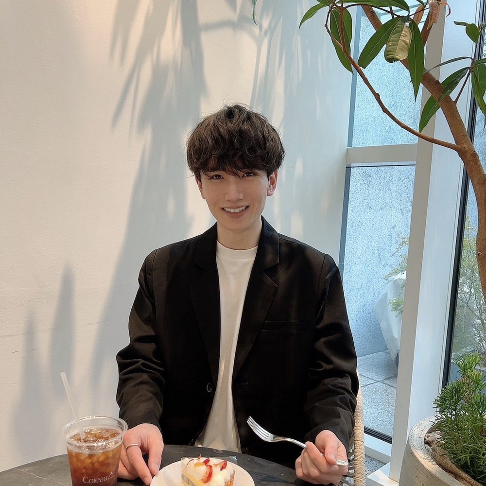 akanukeuniv's tweet photo. 【外見コンサル Before→After】

- 20代
- 女性経験無し
- アプリ写真希望

「自分でも変われますか？」
そうカウンセリングで聞かれたのを覚えている

"最適解" の外見磨きをすれば
史上最大の外見を作り出すことは誰でも出来る

▽ 1枚目：Before
▽ 2-3枚目：After

具体的な外見改善戦略としては

＿＿＿＿＿＿＿＿＿＿＿
【１】素材の確認
￣￣￣￣￣￣￣￣￣￣￣

Beforeの弱点

① 頭部が面長
② 瞼が一重
③ 眉毛が薄い
④ 肌が汚い
⑤ 身長が低い
⑥ 体型が虚弱

＿＿＿＿＿＿＿＿＿＿＿
【２】弱点の改善
￣￣￣￣￣￣￣￣￣￣￣

ー ① 頭部が面長

頭部としては縦比が大きい面長。

パーツ配置としては、全体が下側に偏っている「上顔面」が長いタイプ。

上顔面が長い面長ならば

✗ 前髪を作らない：デコが広い為に合わない
○ 前髪を作る：上顔面の広さを隠せる

となり前髪を作る髪の毛がベースとなる。

上顔面が長い為、頭部も縦に長くなりやすい。

そこで髪型のSETとしては

・横幅を確保（耳上を若干ふくらませる）
・縦幅を抑制（TOPを立たせすぎない）

を行うことで頭部の縦長感を減らしている。

ー ② 瞼が一重

彼の場合「瞼が軽いが一重」のタイプであり、アイプチが可能と判断した。

アイプチで二重を作り、目の印象を改善させた。

また「元々目の印象が悪い（ぱっちり二重でない）」状態であるため、眼力を強める為に眉毛も一工夫することで、ただのアイプチ以上に眼力を上げている（後述）。

ー ③ 眉毛が薄い

眉毛は眼力に直結する。

「元々目の印象が悪い（ぱっちり二重でない）」状態のため、重たい前髪を作り眉毛の印象がなくなる、と目の印象が弱まってしまう。

目の印象を良くするために眉毛の形と濃さは重要だ。

そこで眉毛の印象を出すために、シースルーマッシュ（前髪が透けるマッシュ）をあえて採用した。

眉毛が薄いことから眉メイクは必須。

眉メイクの基本原則は「髪の毛より１トーン明るい色」で眉毛を作る。

しかし

・前髪の隙間から眉毛を主張しなければいけない
・眼力をより高めたい

の２点を考慮して「髪の毛より１トーン “暗い” 色」で眉毛のメイクを行った。

これにより

「前髪が合っても眉毛の印象が強く出る」により、眼力を強くすることを、眉毛（＋シースルーマッシュ）で達成した。

ー ④ 肌が汚い

毛穴開きが酷く

・根本治療（ダーマペン・レーザー 等）
・対症療法（ベースメイク）

を行い極限まで肌の汚さをカバーした。

ー ⑤ 身長が低い

彼の弱みは頭が大きいこと。

頭の大きさは「頭の縦幅 : 身長 」の比である「頭身」が重要だ。

・平均身長を下回る
・頭が大きい

こちら２点の改善のために「10cm」程度の身長盛りを実行。

盛りすぎと思われるかもしれないが、僕の身長盛り技術だと、一切盛っていることがバレることはない。

これにより

・高身長
・小さい頭

を実現し、スタイルアップを行った。

ー ⑥ 体型が虚弱

体型が悪いと「頭が大きくなる」事が弱みになる。

頭の大きさは「頭身」と伝えたが「頭の横幅：肩幅」の比も頭の大きさに非常に関与する。

もともと虚弱な痩せ型であり、筋肉もなく肩幅が狭かった。

そこでトレーニングを実施し、筋肉で「５ｋｇ増量」を行い、肩幅を大きくした。

又、更に肩幅を見た目上大きくするために

・肩パッドの入ったジャケット

・レザー（硬い素材）のジャケット
などを使い、肩幅を確保している。

Afterでは、頭が小さくなったように見えるだろう。

それは「頭の横幅：肩幅」の比として肩幅を大きくしたからである。

＿＿＿＿＿＿＿＿＿＿＿
【３】コンサル生 感想
￣￣￣￣￣￣￣￣￣￣￣

「お疲れ様です。
近況報告をさせてください。

コンサルが終了してからアプリを入れたんですが、全員に返信するのが面倒なくらいにマッチして、ちゃんと返信も返ってくる状態になりました。
以前もアプリをやっていたことはありますが、
「そもそもマッチしない」
「マッチしても返信は来ない」
というのがほとんどだったため、変わりように驚いています。
アプリを入れて10日くらいで2人と関係を持つことができました。（持ち物にコン◯ームケースが追加されました笑）
20歳を超えてから女性関係がなく、ほぼ童貞状態だった僕からすると、さすがに人生が変わったと感じています。
今では、LINE、通話、デートといずれかの形で“毎日”複数の女性とやり取りがあります。
今までは、打席に立つことすらできなかったですが、今は打席に立つことが何度もできています。
数をこなすと言うと表現が悪いかも知れませんが、引き続き楽しんでいこうと思っています。

コンサルを受けなければこのような人生は来ませんでした。
ありきたりな言葉ですが、
「僕でも変われた」と本当に思います。
心の底から受けてよかったなと思っております。

１年前くらいにビフォーアフターのツイートを見て、mikanさんと外見磨きの世界を知りました。
あのとき、コンサルを受けなかったらと思うと恐ろしいです。一歩踏み出して申し込みをして本当によかったです。

以前の僕のように、かっこよくなりたいけど、なにをしたらいいのかわからないって人も多いと思います。
僕のビフォーアフターが、誰かの一歩踏み出す、きっかけになってくれたら嬉しいです。

お忙しい中、長文となってしまい申し訳ございません。
さすがに、人生が変わりすぎたため報告させて頂きました。
これからもよろしくお願いします！」

＿＿＿＿＿＿＿＿＿＿＿
【４】総括
￣￣￣￣￣￣￣￣￣￣￣
洗練された外見に必要なのは

・当事者の努力
・正しい知識

この２個だけ。

努力は当たり前であり、知見がなければ学べばいい。

「自己流」は「事故流」にならないように、「正しい知識」で「正しい外見」をつくってほしい。

今回、有償コンサルで教えている「外見磨きの本質」を 無償でツイートしました。

このような情報を今後も続けるかは皆様の

・リツイート（引用リツイート）
・いいね

のリアクションで決めてみたいと思います。

最後に、今回は「基本的な考え」について書きましたが
・アイプチ
・ベースメイク 
・アイブロー（眉毛）
・WAX
などの「商品」について発信したら需要はありますか？

需要があれば「コメント」に「需要あり🍊」と書いておいてください。

コメントが多ければ、公開します。

・・・

「外見を変える。世界が変わる。」

mikan┃外見コンサル Re:birth®
