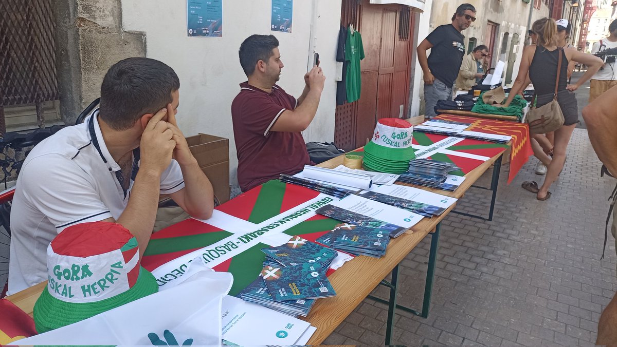EkhiErremundegi's tweet photo. .@gure_esku-ren karpa Baionako Patxa plazan. Ari da pixkanaka jendea hurbiltzen. Egun osoko egitaraua prestatu dute Euskal Herriaren erabakitzeko eskubidearen alde @berria https://t.co/O7dmRYkuh2