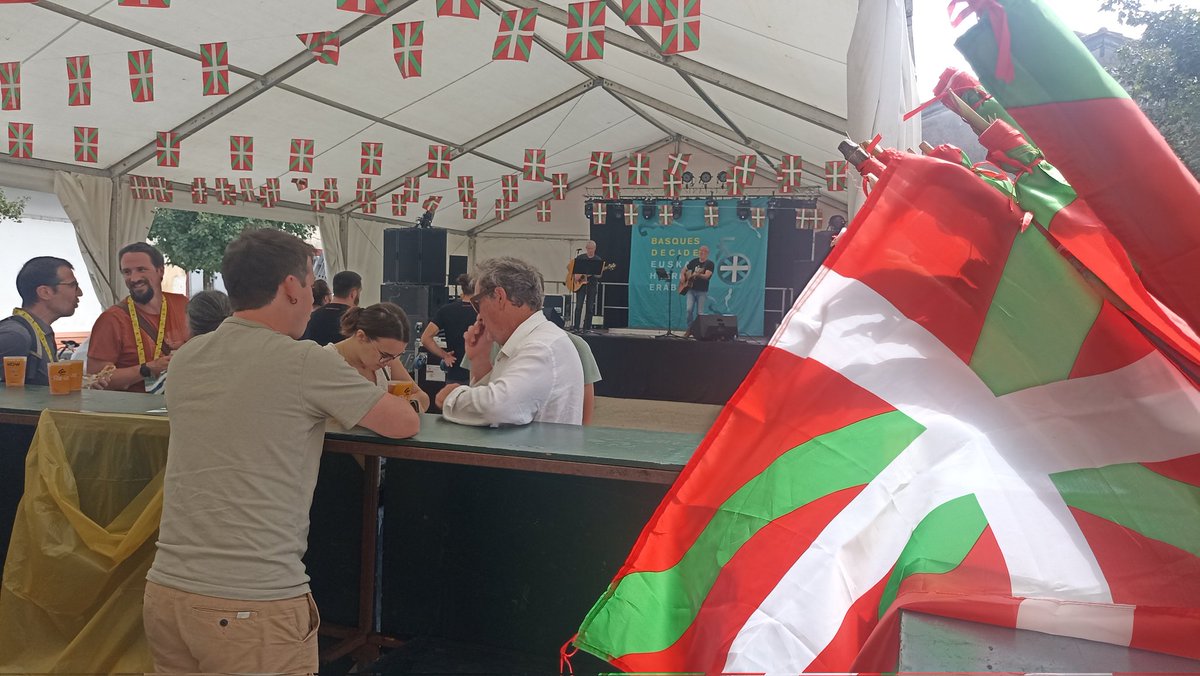 EkhiErremundegi's tweet photo. .@gure_esku-ren karpa Baionako Patxa plazan. Ari da pixkanaka jendea hurbiltzen. Egun osoko egitaraua prestatu dute Euskal Herriaren erabakitzeko eskubidearen alde @berria https://t.co/O7dmRYkuh2