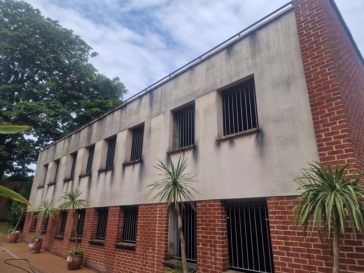 simplecleanuk's tweet photo. 👉A knockout 🥊 by the Simple Clean exterior cleaning teams❗️This building had some of the worse 😱 ingrained stains we had seen and the team managed to restore it completely with gentle use of 💨 steam and treatments.💥
📲 020 8916 2237
#simpleclean #cleaning #surrey #london https://t.co/IiW7Jfg5WO