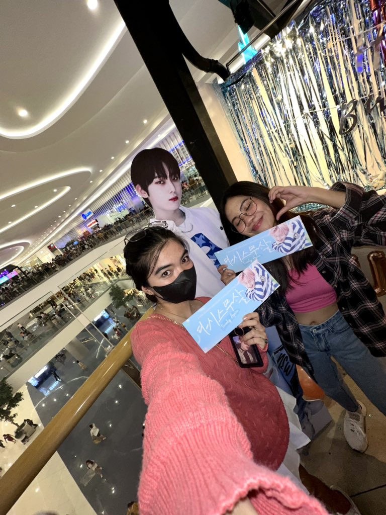 Hazzappeninvain's tweet photo. Thank you so much @hssvillage 🫶🏻 cse + unboxing w/ my enha bestie 🥺
#TwentyAgain https://t.co/cj9EHUdDyf
