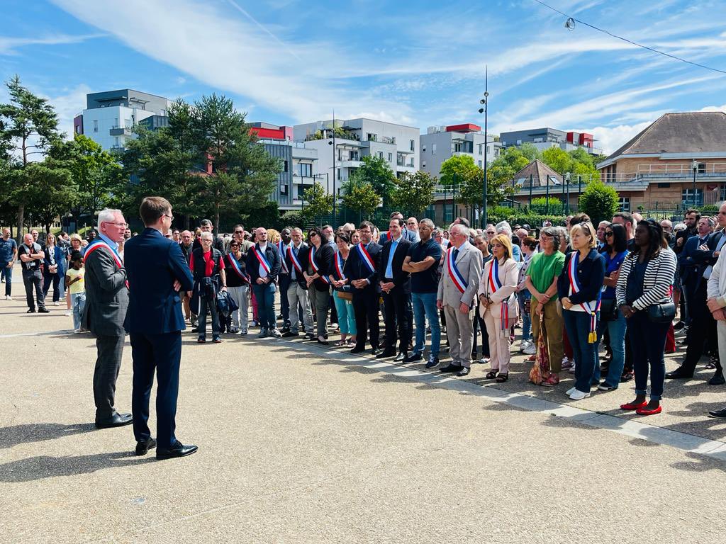 Jp_Jeandon's tweet photo. A l’initiative de @l_amf dont je suis membre du comité directeur, j’ai appelé au rassemblement républicain sur le parvis de l’Hôtel de ville de #Cergy afin de manifester notre volonté de retrouver la paix civile dans notre ville et notre pays. https://t.co/DNK6qe1gwq
