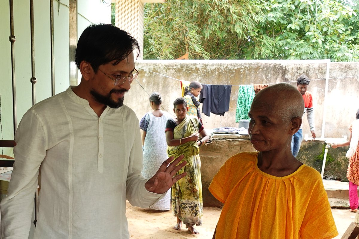 pruthwi_das's tweet photo. A helping hand is a ray of sunshine in a cloudy world........A little Smile in these people’s face is priceless. https://t.co/KnulzWVz27