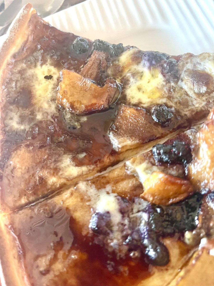 radhikashastry's tweet image. Fruity pizzas - delightfully yum. 
Mascaporne , poached pears, blueberries caramelised to perfectness and topped up on thin crust sour dough pizza base. 
Come live the moment st Cafediemcoonoor #coonoordiaries#pizzaspecials #pizzatime #pizzalover #PizzaPerfection #PizzaTwist
