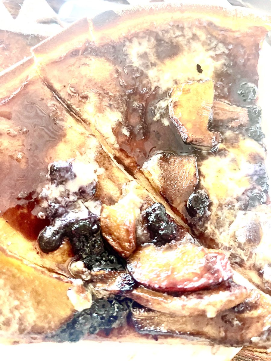 radhikashastry's tweet image. Fruity pizzas - delightfully yum. 
Mascaporne , poached pears, blueberries caramelised to perfectness and topped up on thin crust sour dough pizza base. 
Come live the moment st Cafediemcoonoor #coonoordiaries#pizzaspecials #pizzatime #pizzalover #PizzaPerfection #PizzaTwist