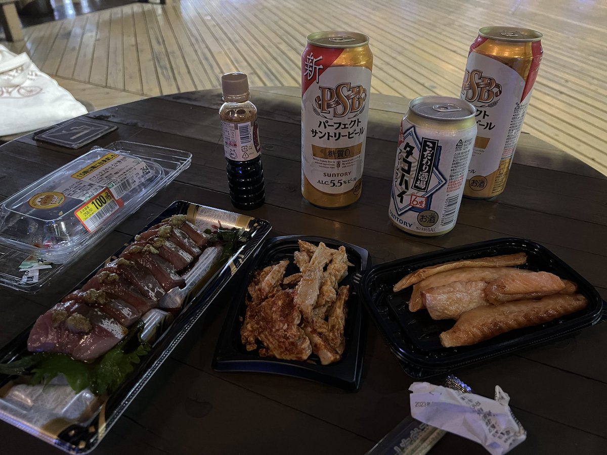 GntvU's tweet photo. 隣の打席のおじさんに「レンジボールでもボールが可哀想」と言われたのでスーパーのテラスで反省してます。 https://t.co/b8varwQGbX