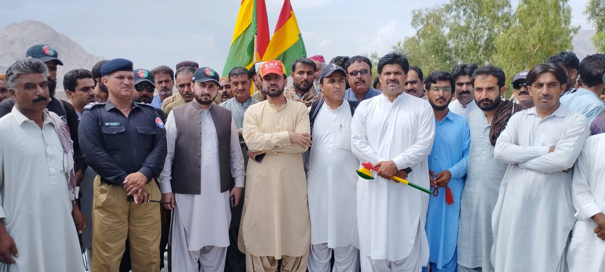 Ac_Khuzdar's tweet photo. *اسسٹنٹ کمشنر خضدار علی درانی کا  بی این پی کے ضلعی صدر شفیق الرحمن ساسولی سے کامیاب مزاکرات۔*
*کوئٹہ کراچی مین آر سی ڈی روڈ ہر قسم کے ٹریفک کے لئے بحال۔* https://t.co/q4MWOL4hyj