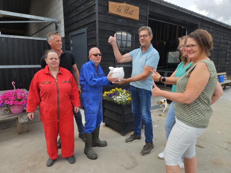 Get2GiveAduard's tweet photo. Tijdens de jaarlijkse open dag van zorgboerderij Hoeve Paradij, werd er geld ingezameld voor ons project in Albanië. De deelnemers en medewerkers van de zorgboerderij verkochten ijsjes, en ander producten die ze zelf hadden gemaakt, opbrengst was  €1339,39. bedankt toppers! https://t.co/3ATj78T7kD