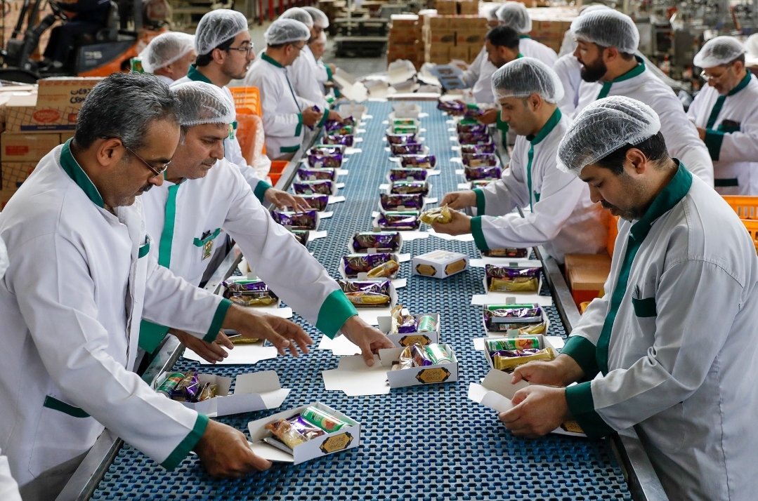 Azizzz_21's tweet photo. The servants of Imam Rezaع are preparing tabarruk boxes in Najaf to gift to lover of Imam Aliع  on the occasion of Eid al-Ghadeer. https://t.co/NjWA1zikkD