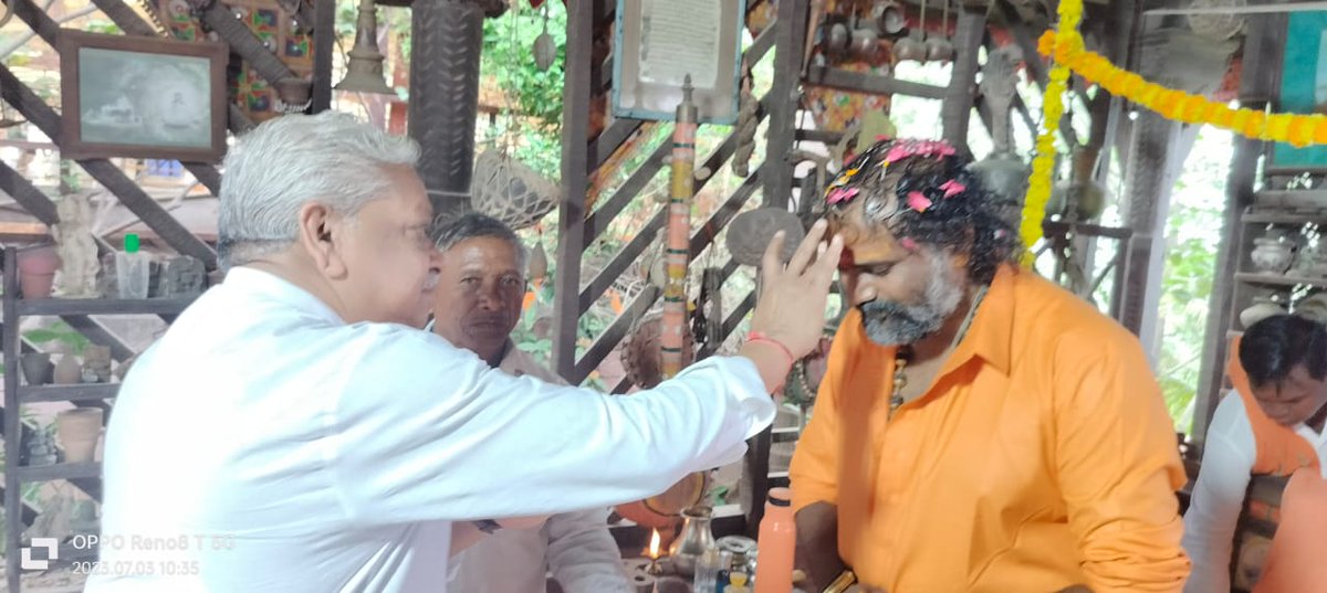 BhikhusinhjiBjp's tweet photo. ગુરુપુર્ણિમાના પાવન અવસરે મારા મતવિસ્તારના સાલમપુરમાં આવેલ સદગુરૂ આશ્રમના આદરણીય ગુરુદેવ, દેવરાજ ધામના આદરણીય ધનગીરી મહારાજ અને મોટી ઈસરોલના રામદેવપીર મહારાજના ઉપાસકશ્રી હીરાદાદાના શ્રીચરણોમાં વંદન કરી ગુરૂજીના આશીર્વાદ પ્રાપ્ત કર્યા.

#GuruPurnima https://t.co/yIXHsL3MeW