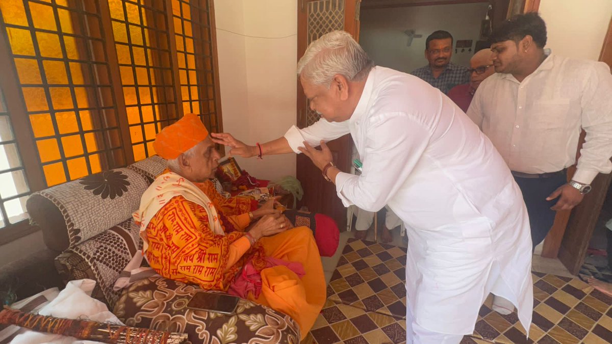 BhikhusinhjiBjp's tweet photo. ગુરુપુર્ણિમાના પાવન અવસરે મારા મતવિસ્તારના સાલમપુરમાં આવેલ સદગુરૂ આશ્રમના આદરણીય ગુરુદેવ, દેવરાજ ધામના આદરણીય ધનગીરી મહારાજ અને મોટી ઈસરોલના રામદેવપીર મહારાજના ઉપાસકશ્રી હીરાદાદાના શ્રીચરણોમાં વંદન કરી ગુરૂજીના આશીર્વાદ પ્રાપ્ત કર્યા.

#GuruPurnima https://t.co/yIXHsL3MeW