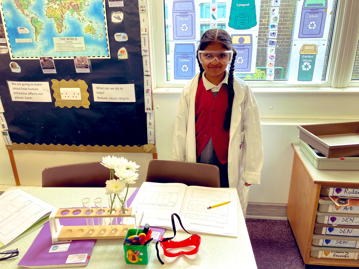 MelthamMoor's tweet photo. Wearing lab coats and goggles really make us feel like true scientists - lots of discussions about GCSE level science, Aβlevel science and Degree level science, itβs all going on in @MMY3 #MMScience #MMAspiration https://t.co/hcb63Oca0b