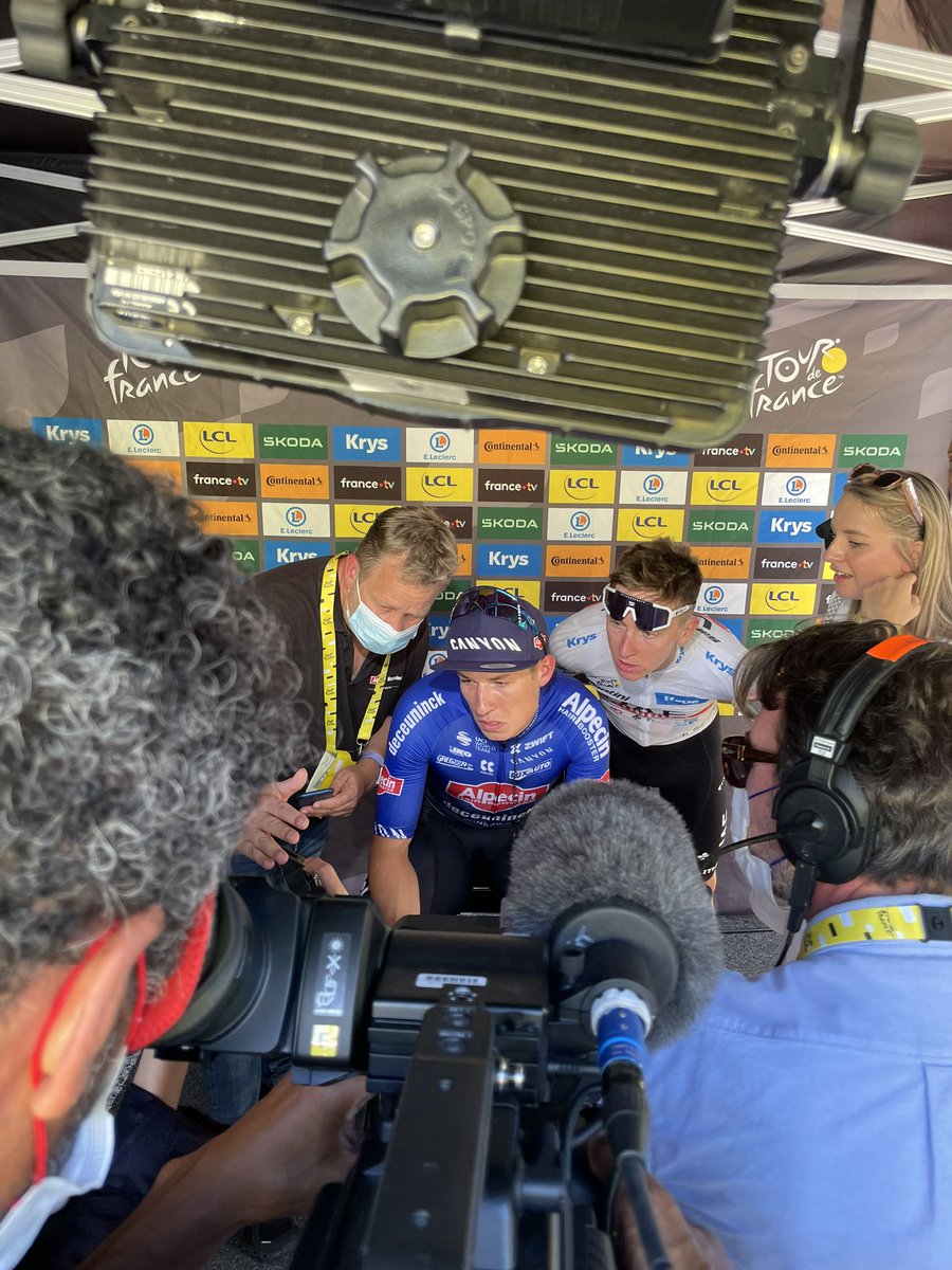 mvangramberen's tweet image. .@pogacar komt mee kijken naar de beelden van z’n maatje @JasperPhilipsen @sporza_koers @LeTour