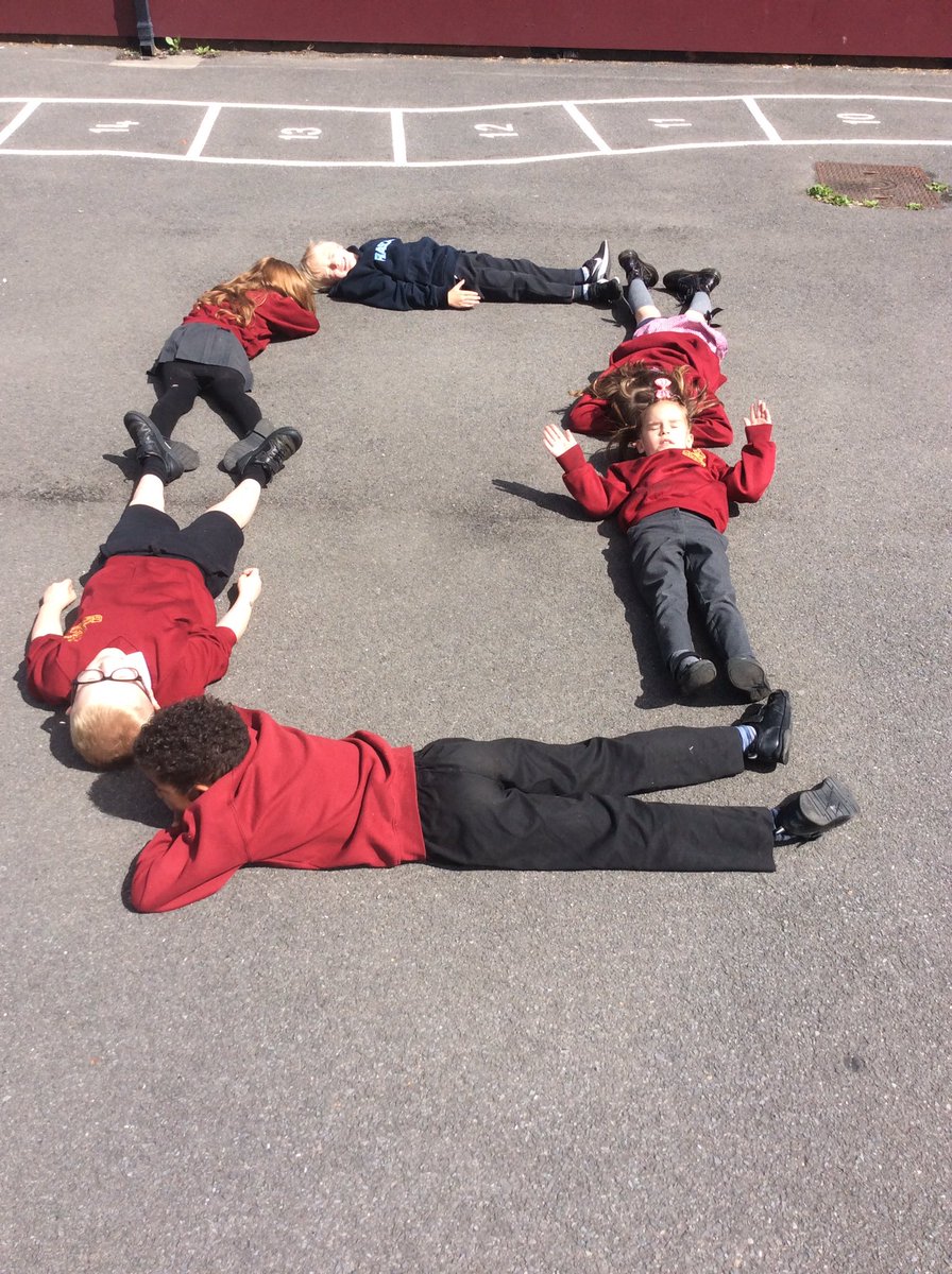 IvyRoadPrimary's tweet photo. Today in Year 1 we were looking at properties of 2D shapes. The children were tasked to make shapes with their bodies. They were all very good at working together to make the different shapes ๐ต๐ถ๐บ #IRPSY1 #IRPSNUM https://t.co/PHVih4qJw6