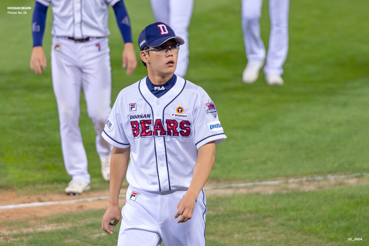 Run_Bears's tweet photo. 𝟮𝟯𝟬𝟳𝟬𝟯 (𝟮𝟮𝟬𝟵𝟭𝟰)

데뷔 300일! 축하했어요😅👏🏼

#두산베어스 #이병헌 #Run_29 https://t.co/8YbqVGDqaM