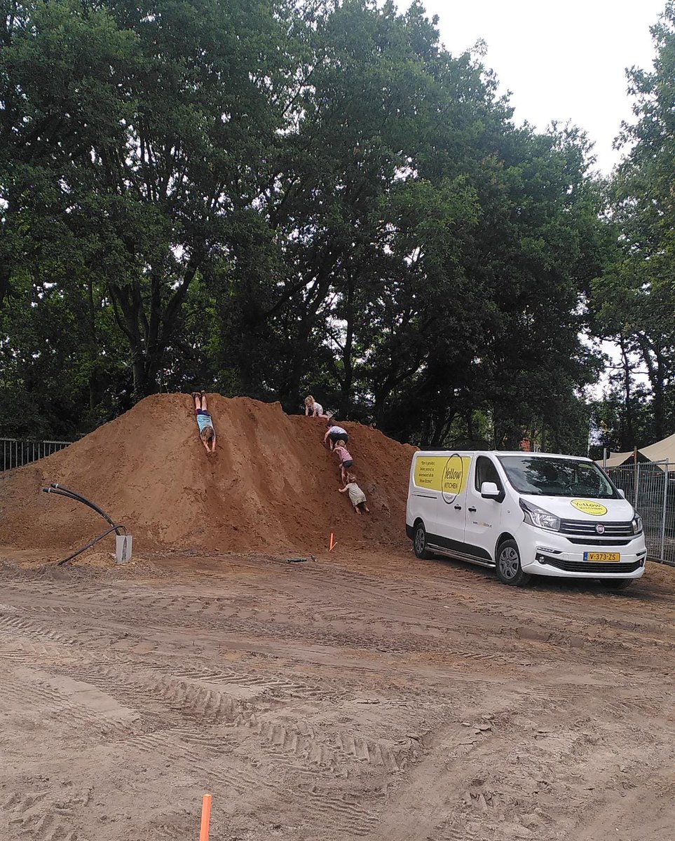 Boom_builds's tweet photo. De bouw van Common Woods is begonnen! Vandaar dat alle betrokken partijen vorige week bijeen zijn gekomen. En dit kan natuurlijk niet zonder een klein borreltje! 🍻

Meer weten? https://t.co/9T10IUN5VT 

#CommonWoods #Amersfoort #Natuurinclusief #Regeneratief #Duurzaam https://t.co/Ati1hyDsgs