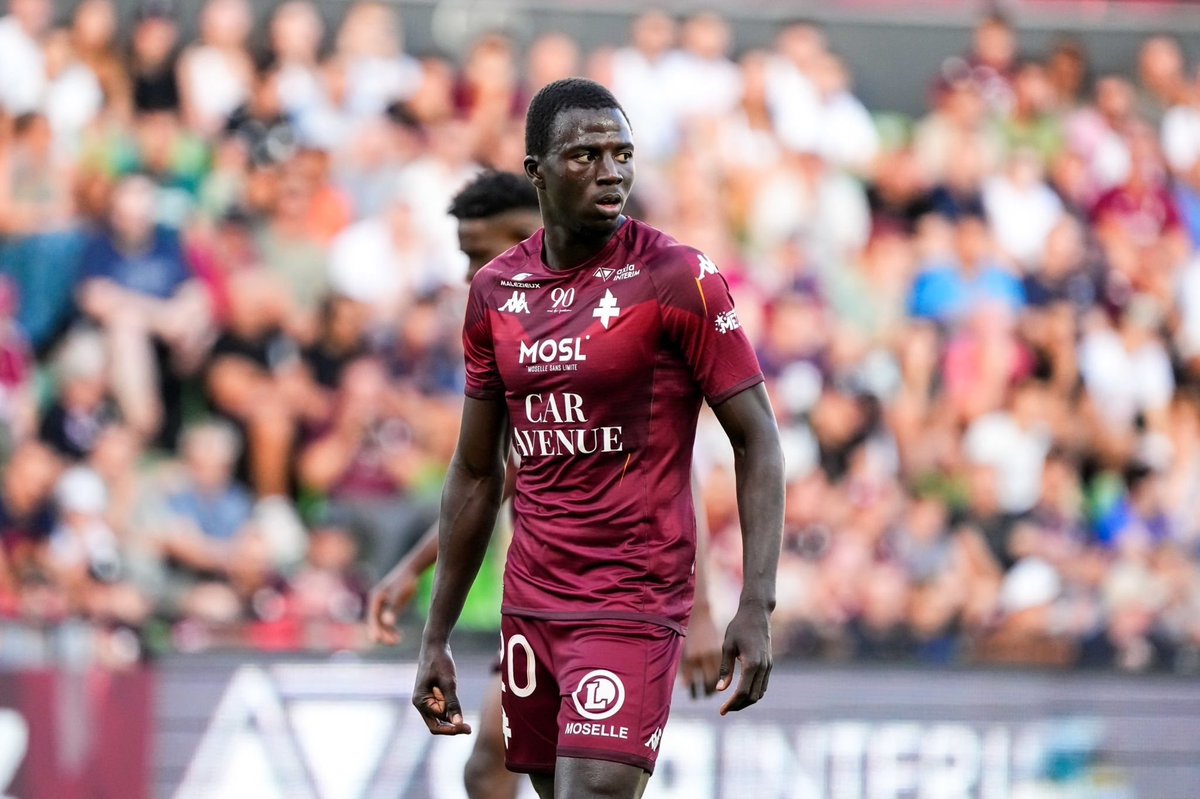 Laminegueye98's tweet photo. 𝗣𝗲𝘂𝗽𝗹𝗲 𝗴𝗿𝗲𝗻𝗮𝘁, notre chemin ensemble s’arrête aujourd’hui. 
On a vécu de très beaux moments ensemble comme cette montée, d’autres plus compliqués mais ce maillot grenat restera à jamais dans ma mémoire. https://t.co/RmNBy7E1oD