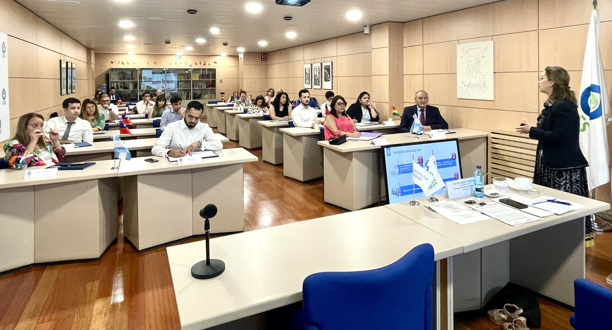 OissSec's tweet photo. 🔴📚Inicia la fase presencial de XXVI edición del #MásterOiss FP en #DirecciónyGestión de los Sistemas de Seguridad Social impartido conjuntamente entre @UAHes y la #OISS, con 33 representantes de instituciones de 9 países 🇦🇷 🇧🇴 🇧🇷 🇨🇱 🇨🇴 🇸🇻 🇲🇽 🇵🇪 🇩🇴
#AportesOiss #FormacionOiss https://t.co/XHpG02NON6