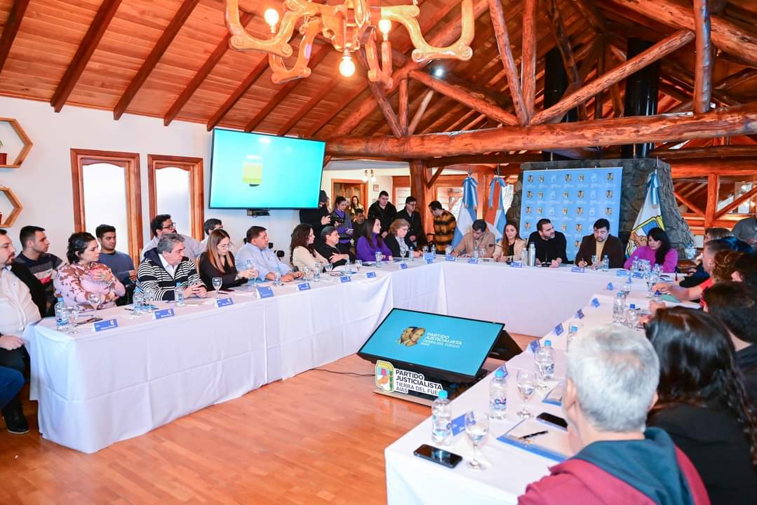 CSusnar's tweet photo. Desde el PJ Tierra del Fuego nos reunimos en la ciudad de Tolhuin con los justicialistas electos del ámbito municipal, provincial y nacional para expresar nuestro unánime apoyo a la lista de Unión por la Patria encabezada por Sergio Massa para la Presidencia de la Nación. https://t.co/CMkpyJ4GXb