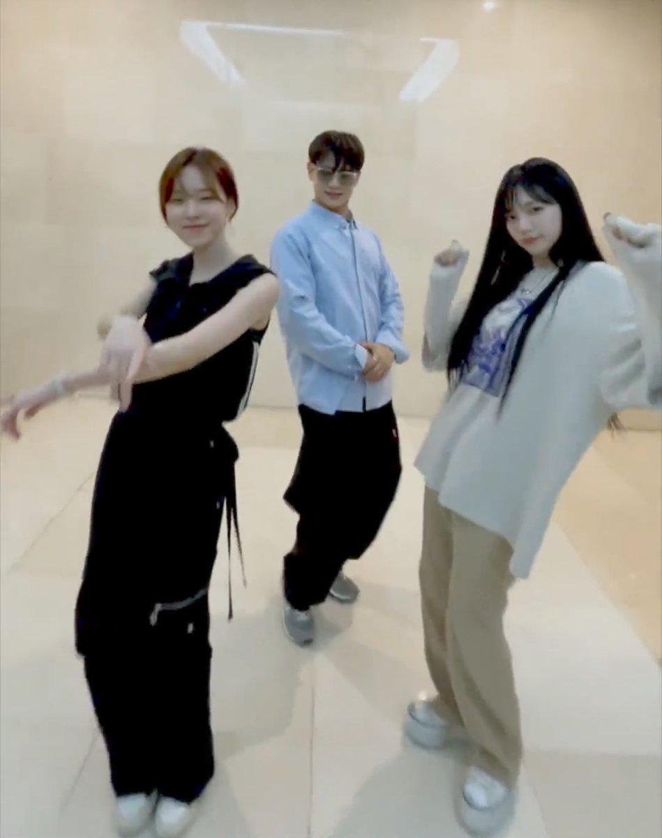 yooniboomi's tweet photo. Yooniboomi is THRIVING #shinee #apink #aespa https://t.co/06BCPKA3kZ