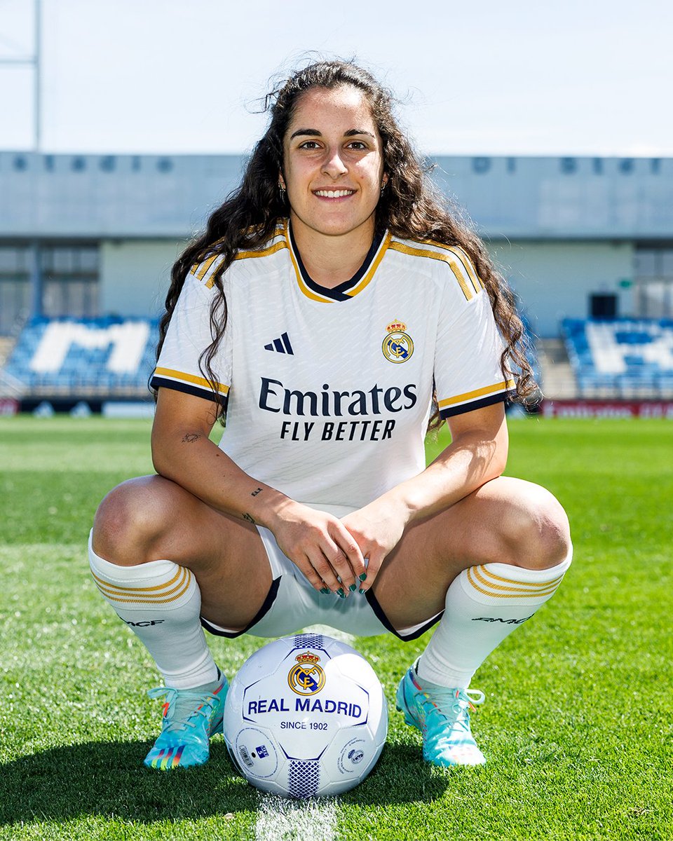 realmadridfem's tweet photo. 🆕😁🤍📸
#WelcomeOihane https://t.co/1MzXTVzPpH