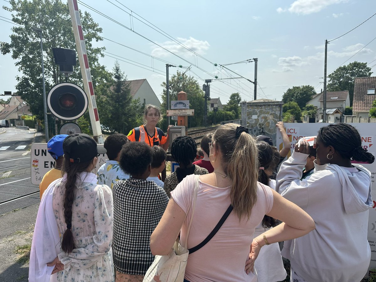 📢 Aujourd'hui, à <a href="/VilledeConflans/">Conflans-Sainte-Honorine</a>, au programme : sensibilisation d’une classe de CM1 au passage à niveau et à la découverte d'un poste d'aiguillage ! Espérons avoir suscité des vocations parmi eux ! Rendez-vous dans 10 ans chez <a href="/SNCFReseau/">SNCF Réseau</a> ! 🎒🏁