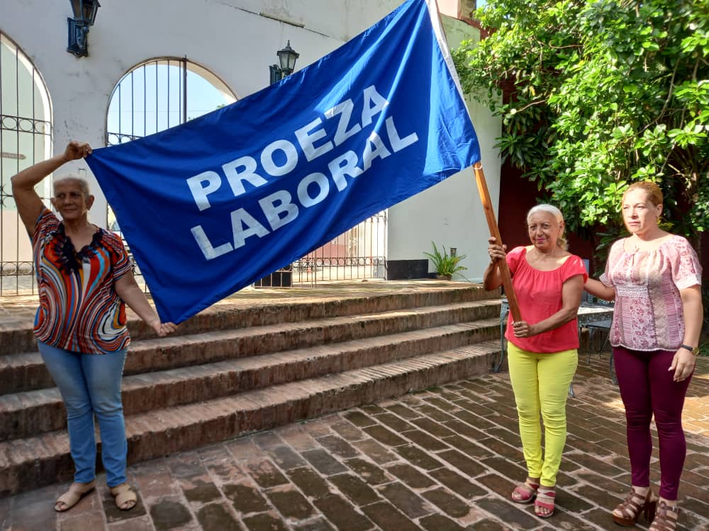 En vísperas del aniversario 62 del <a href="/SNTAP3/">SNTAP en Tercera Conferencia 🇨🇺</a> y en el marco de las actividades por el medio siglo de creada la #FiscalíaCubana, los trabajadores de la Fiscalía Provincial de Granma recibieron, este lunes, la bandera de Proeza Laboral.

#FGREn50Aniversario
#JuntosSomosMás