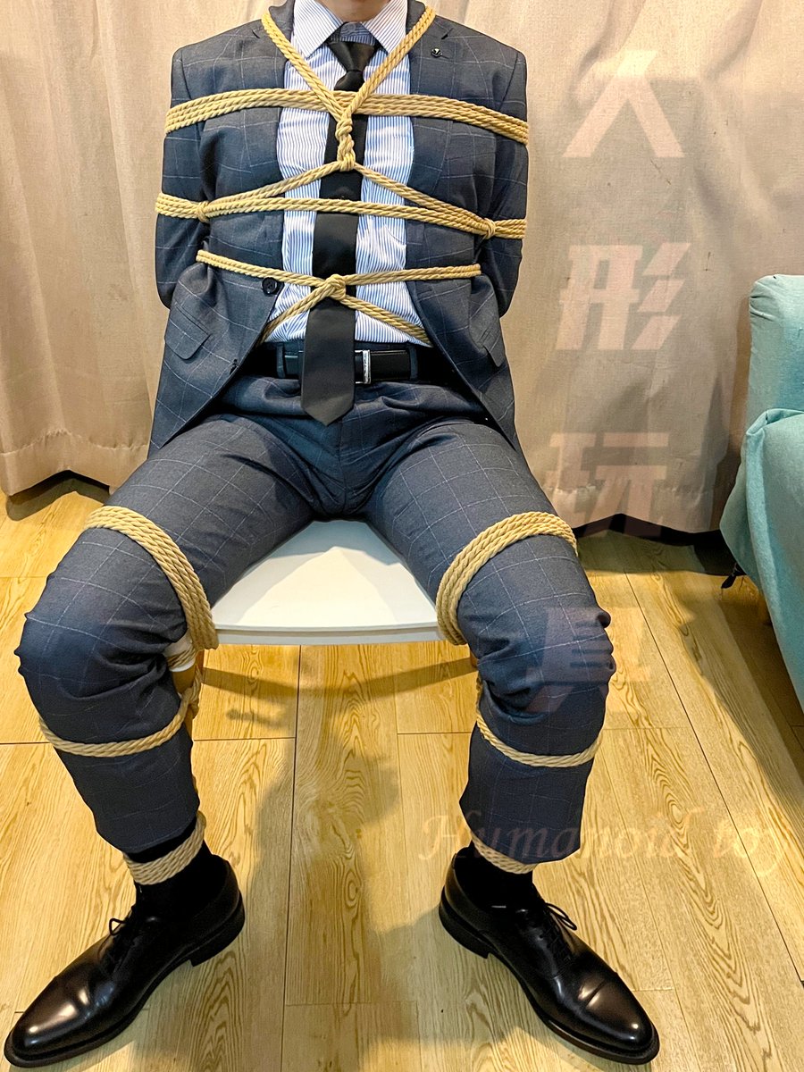 SNshengYY's tweet photo. 被捆住即将被享用的正装男，先捆在椅子上欣赏一下穿着正装的他，满足了眼球和手感以后，接下来就是满足下体的需求，特地买的枷锁也与你相衬，显得更加动人 https://t.co/7gIGM7MdZD
