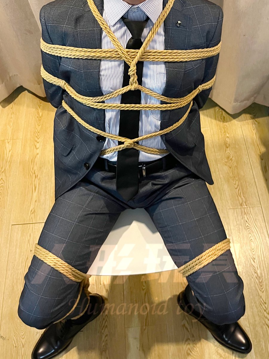 SNshengYY's tweet photo. 被捆住即将被享用的正装男，先捆在椅子上欣赏一下穿着正装的他，满足了眼球和手感以后，接下来就是满足下体的需求，特地买的枷锁也与你相衬，显得更加动人 https://t.co/7gIGM7MdZD