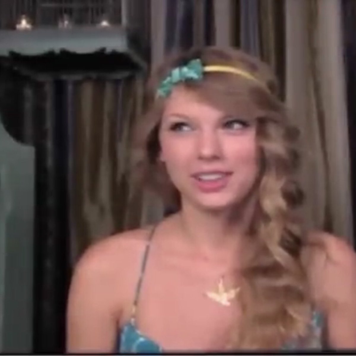 taypopstar's tweet photo. taylor announcing speak now back in 2010 with 3 candles behind her and now she’s announcing the release of speak now tv in 2023 beside 3 candles SHE NEVER MISSED A DETAIL 🥹 omg https://t.co/iCJFEnVJCf