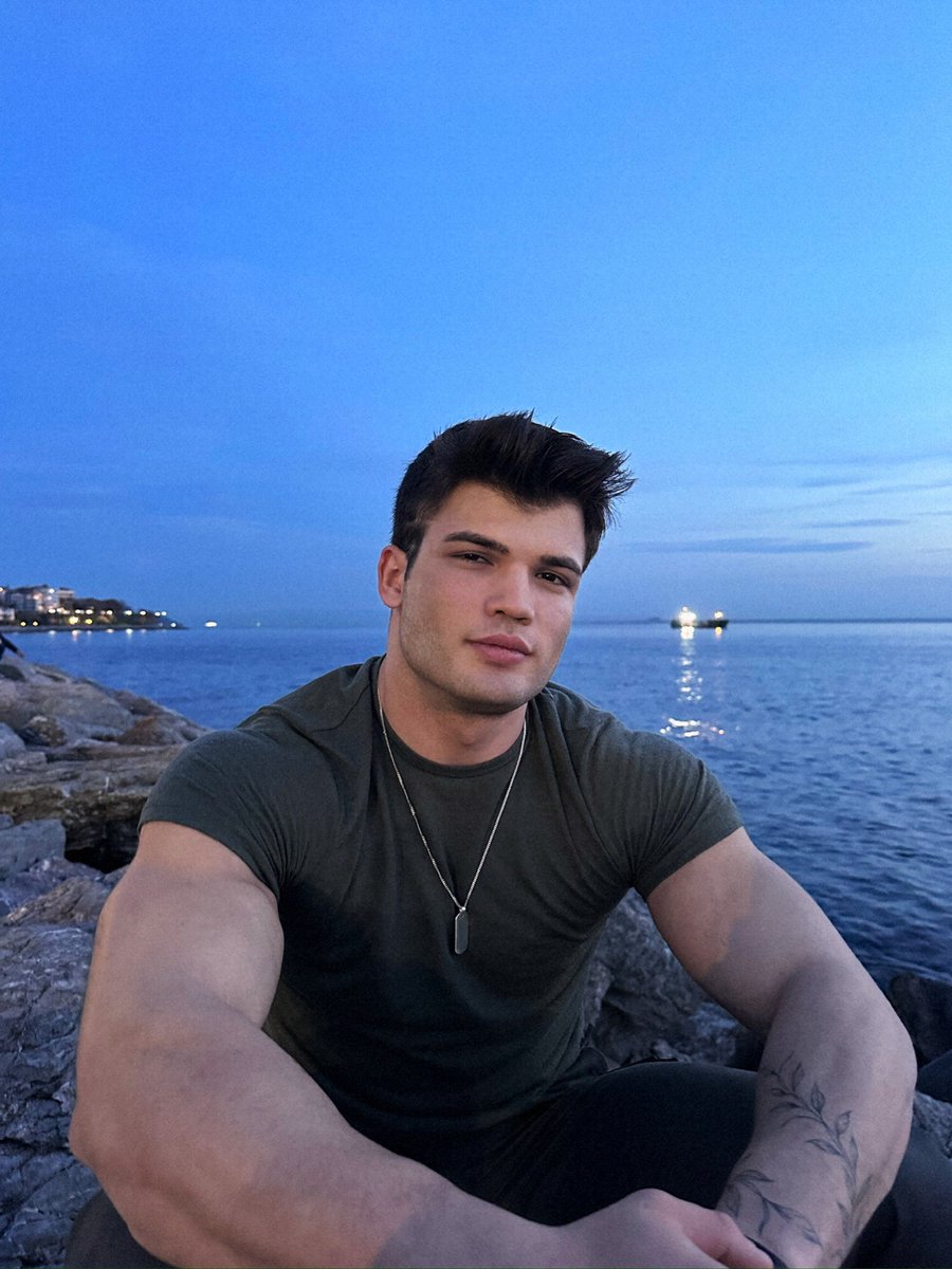 CrystalMerrbach's tweet photo. Shall we walk on the beach ?

#fitness #workout                                                                                                                      https://t.co/9wiepoVp2n https://t.co/AmiAm2atwM