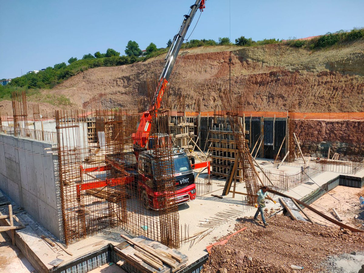 Altınova ve Çiftlikköy ilçelerimizde onarımı devam eden AKSA Mesleki ve Teknik Anadolu Lisesi ile Altınova Atatürk Anadolu Lisesi, Hürriyet Ortaokulu, Hacı Ali Saruhan İlk/Ortaokulu, Kızılay Anaokulu ve yapımı süren Negmar Ortaokulumuzu ziyaret ederek incelemelerde bulunduk.