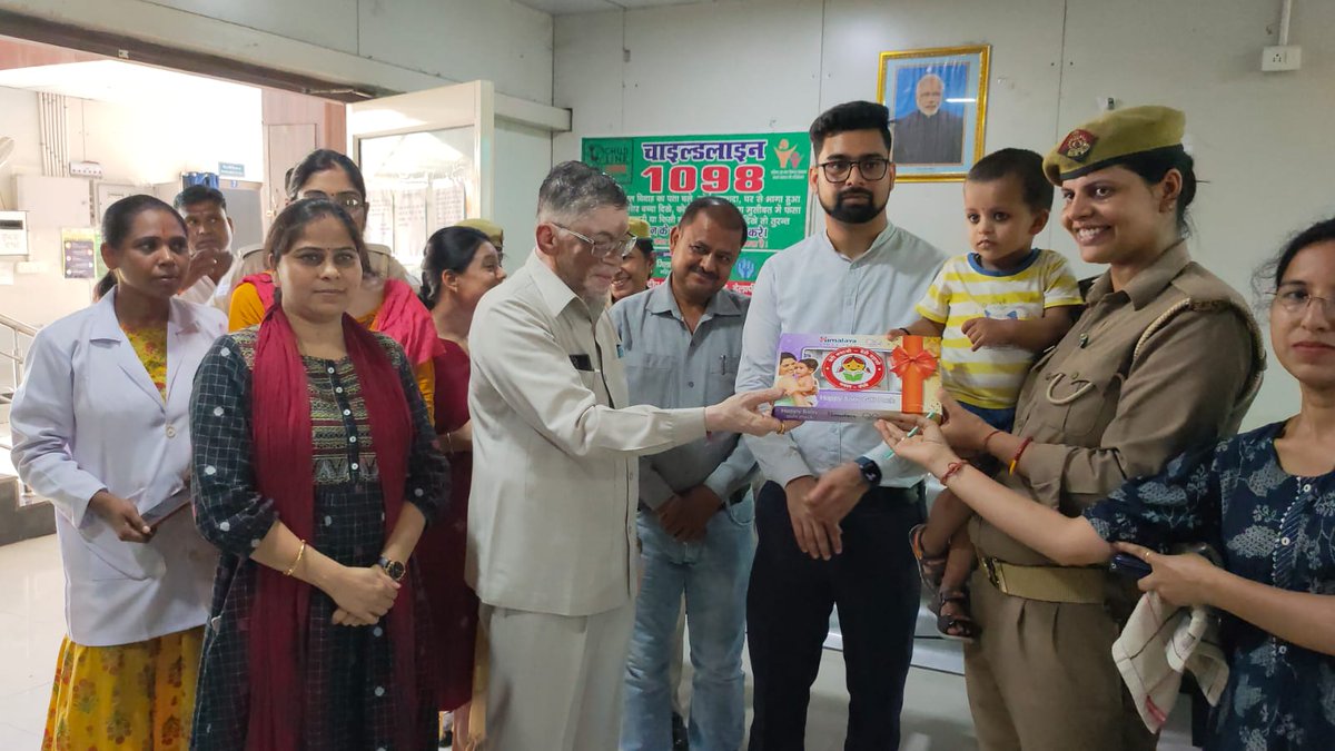 बेटी बचाओ बेटी पढ़ाओ योजना के अंतर्गत आज माननीय सांसद संतोष गंगवार जी एवं श्री जग प्रवेश मुख्य विकास अधिकारी, नीता अहिरवार उप निदेशक महिला कल्याण बरेली मंडल बरेली की उपस्थिति में वन स्टॉप सेंटर में कन्या जन्म उत्सव का आयोजन किया गयाl 
<a href="/UPMahilaKalyan/">UP Mahila Kalyan</a> <a href="/CdoBareilly/">CDO Bareilly</a> <a href="/dpobly/">DyCPO Neeta</a>