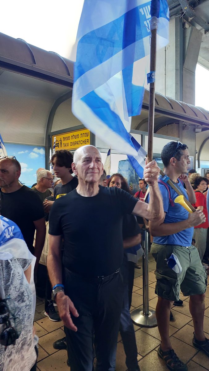 גם אולמרט הגיע לנתבג.
כבוד