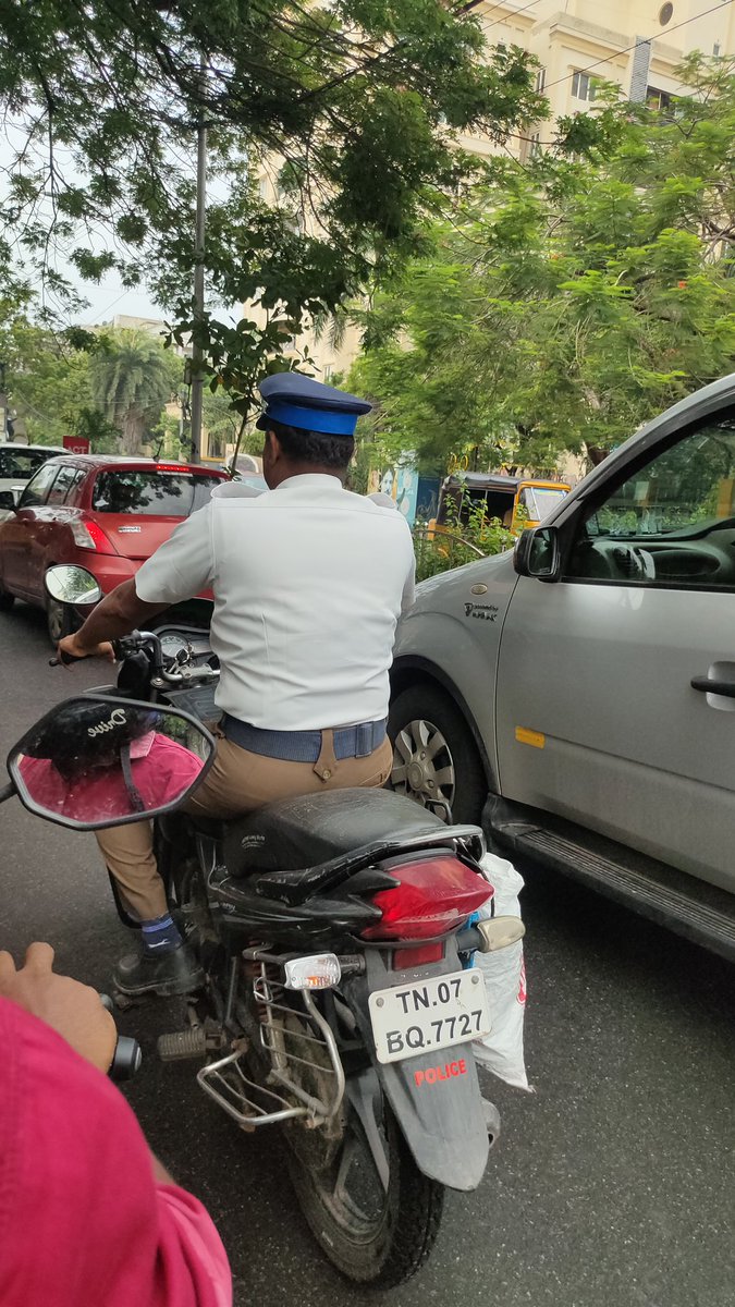 Karthikselvam50's tweet photo. Police also can do like this who can take action for him @chennaipolice_ @chennaipolice_ https://t.co/1IxR4Y0BMJ