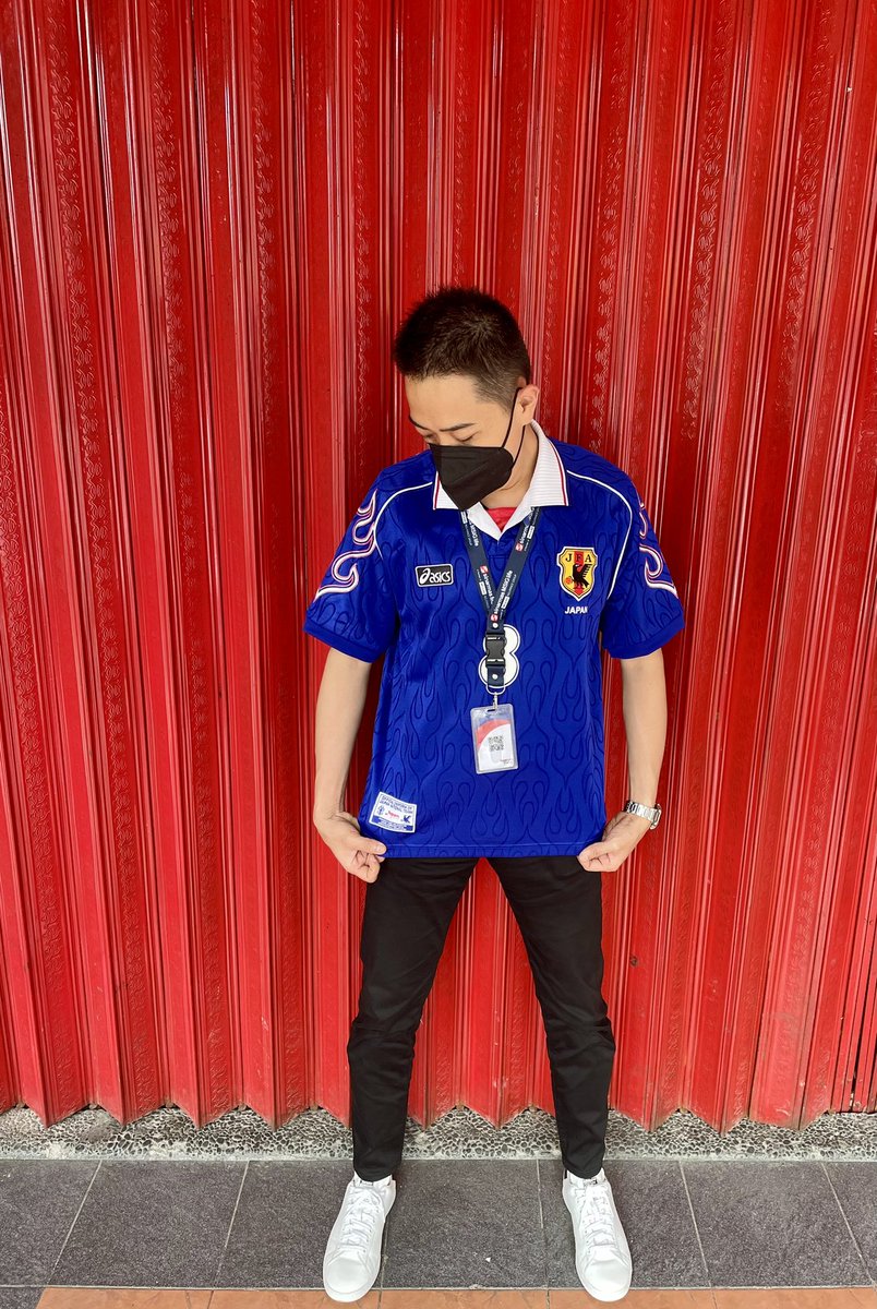 yosefkristiano's tweet photo. Berpartner dengan @sinarmasMSIG 🔵🔴 yang most of its shares dimiliki oleh MSIG, one of the biggest company in Japan, tentu makin proud lah gue pakai jersey @jfa_en Home 1998 🇯🇵 yang super rare ini 🔥 #BlokecoreInsuranceAgent @Jerseyforum https://t.co/OLDBzOWtZx