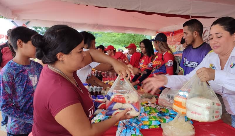 desdebolivar_'s tweet photo. #02Jul || 3mil 200 familias beneficiadas en el mcpio. El Callao, a través de la Feria del Campo Soberano, en el despacho de #CombosClap y proteina animal.
#ConMaduroPalante Misión Alimentación avanza al sur de Bolívar.
@NicolasMaduro @LealTelleria @alexroca1 @amarcanopsuv https://t.co/43cYhXAPRK