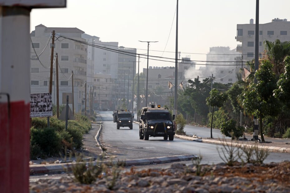 กระทรวงสาธารณสุขปาเลสไตน์ออกแถลงการณ์ ว่า กองกำลังป้องกันอิสราเอล  ปฏิบัติการโจมตีโดยใช้อากาศยานไร้คนขับ แบบติดอาวุธ ที่เมืองเจนิน ในเขตเวสต์แบงก์  ส่งผลให้มีผู้เสียชีวิตอย่างน้อย 5 ราย และมีผู้ได้รับบาดเจ็บอีกประมาณ 30 คน
#Burapanews
#Israel 
#JeninUnderAttack