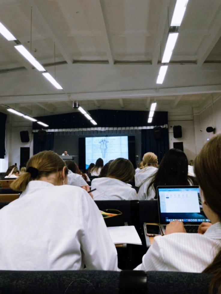 RVcrack's tweet photo. #WENRENE AU PROMPT
A professor, single for years, used a dating app when s.y. end. She saw an attractive woman and had a long conversation about medical topics. Upon returning, shocked can be seen from her face when she learned she would be her student for the upcoming year. https://t.co/GzH4Zm9yv4