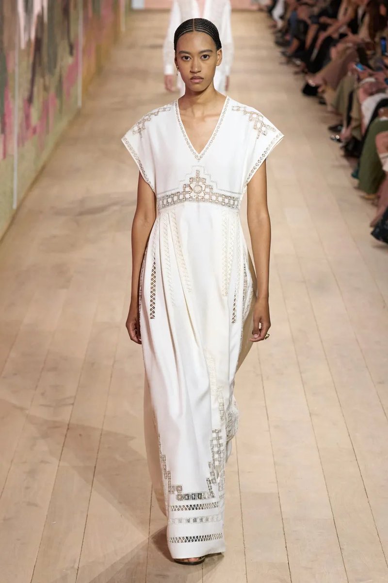 manumanito's tweet photo. Maria Grazia Chiuri y su Dior crucero, digo su rtw, digo su lujo silencioso, ash, digo su couture, claro couture…#DiorCouture https://t.co/xffWdSdjTS