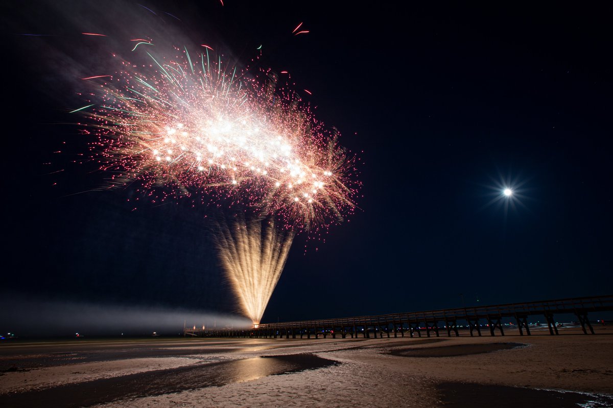 duydotdecimal's tweet photo. Families gathered in Port O'Connor over the weekend to watch fireworks light up King Fisher Beach. 
https://t.co/LX5mGIYTQX
@Vicadvocate https://t.co/34PCjU5335